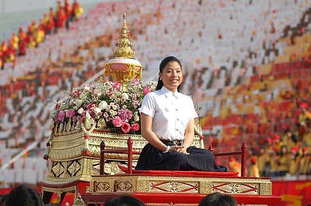 泰国王携嫔妃德国度假，公主女儿居家素颜种菜，不惧晒黑获赞亲民