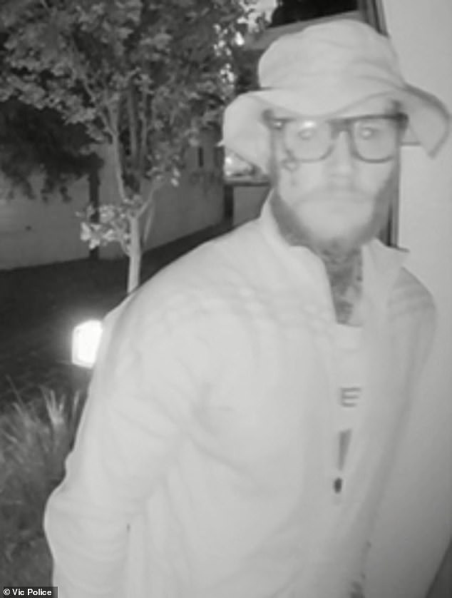 27726520-8263169-The_man_with_a_tattoo_on_his_face_rung_the_doorbell_of_the_home_-m-22_1588034587955.jpg,0