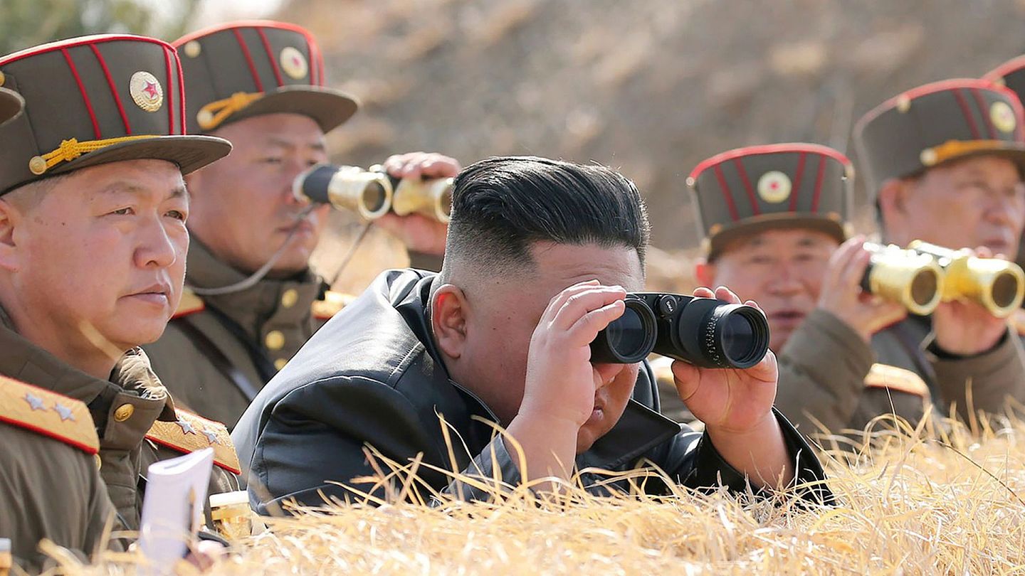 2020年3月20日，由朝鲜政府提供的照片中，朝鲜领导人金正恩在朝鲜西部监督军队之间的炮兵射击比赛。（美联社）