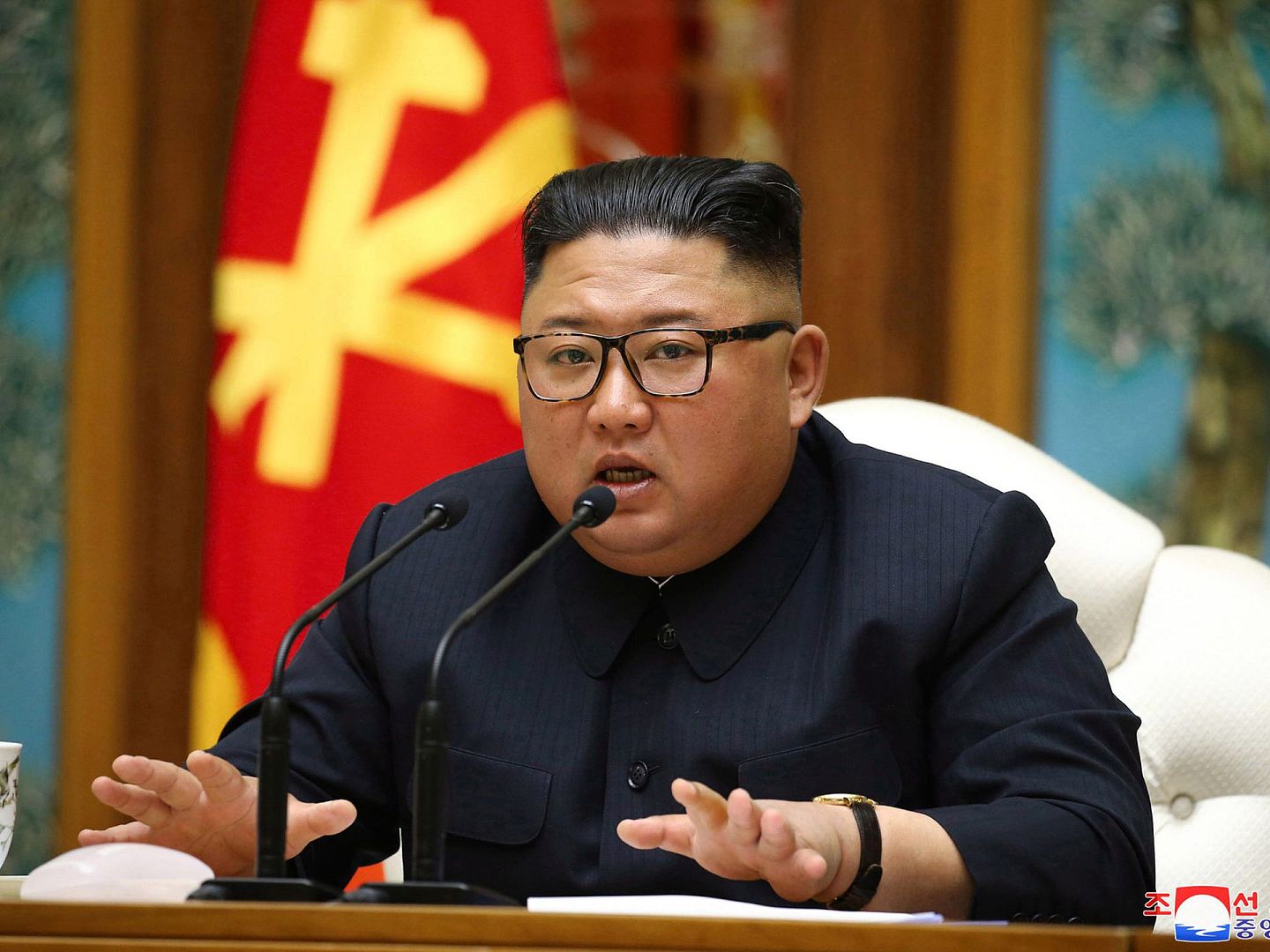 4月21日，金正恩健康异常的消息传开，朝鲜官方未对此做出正面回应。图为4月11日，朝鲜领导人金正恩主持召开劳动党中央政治局会议。（AP）