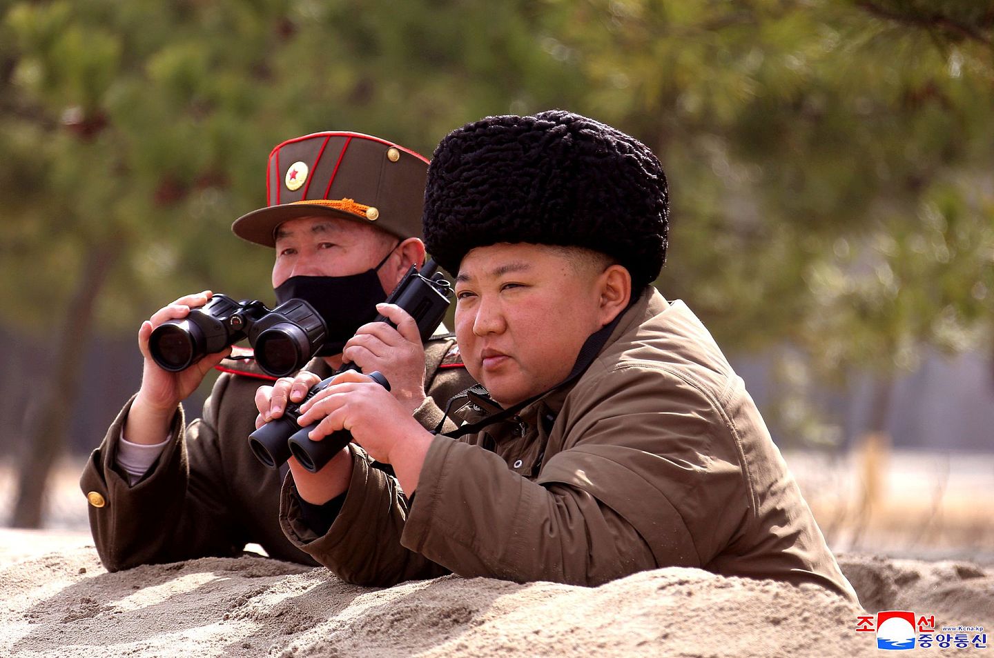 朝鲜中央通讯社(KCNA)于2020年3月9日发布了朝鲜领导人金正恩的照片。这种定期刊发照片的行为也让金正恩确保了其存在感。（路透社）