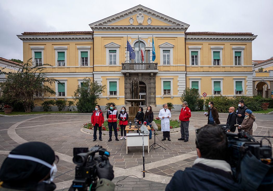上个月，中国红十字会的专家和官员（左）在意大利罗马与意大利官员举行了新闻发布会。