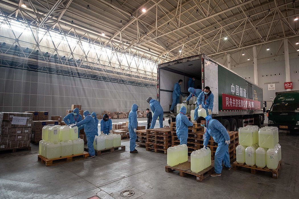 2月，武汉一批正在转运的医疗物资。