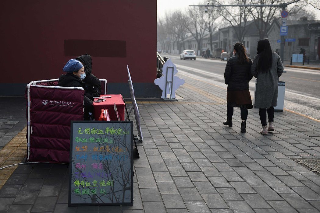 2月，中国红十字会工作人员在北京等待献血者。