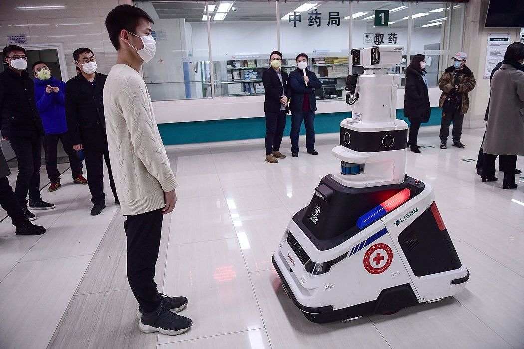 2月，沈阳红十字会的一个机器人——用于检测体温、验证身份和消毒——正在对沈阳一家医院的访客进行体温检测。