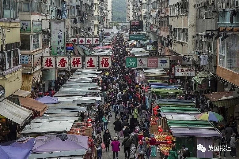 香港穷人的窒息生活：睡笼子，住垃圾堆，被富人疯狂吸血（组图） - 7