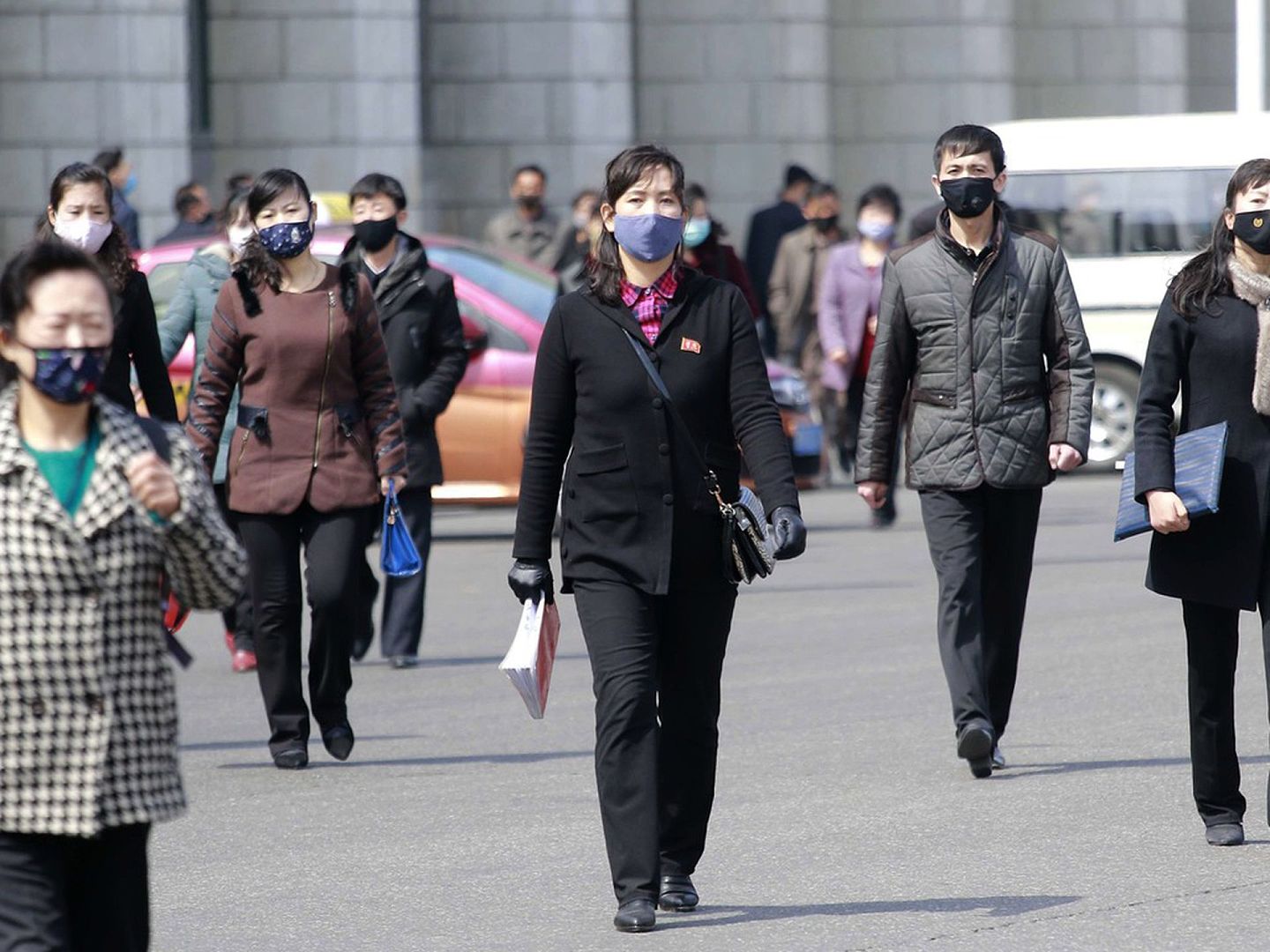 疫情下的平壤街头，行人戴着口罩路过。（AP）