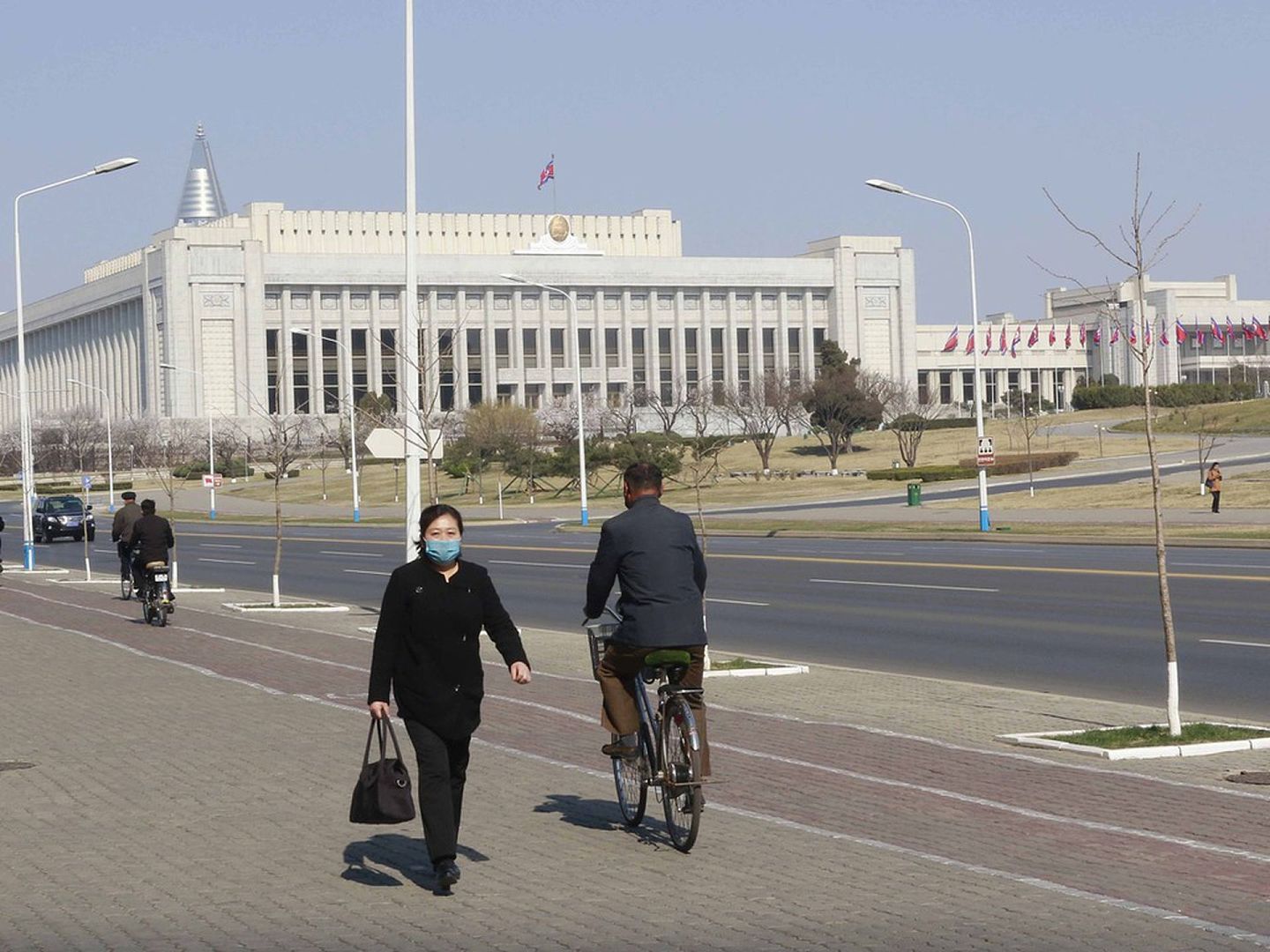 “神秘国度”朝鲜街头的行人。（AP）