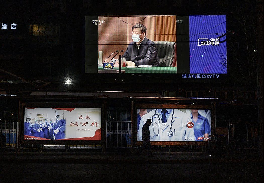 3月，北京一个大型屏幕上播放着习近平主席对中国武汉的访问。