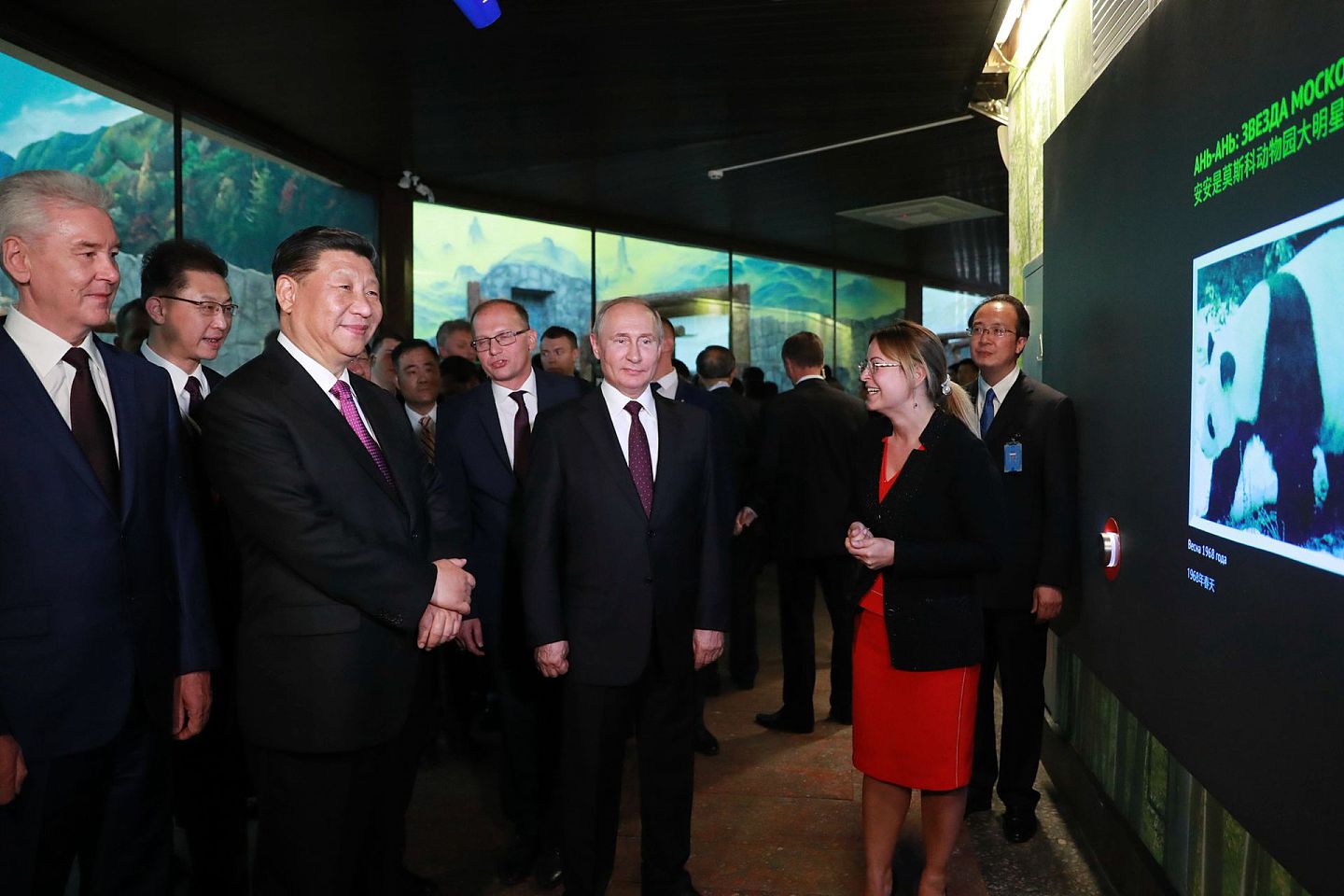 俄罗斯总统普京与中国国家主席习近平在克里姆林宫会谈后，参观莫斯科动物园。（新华社）