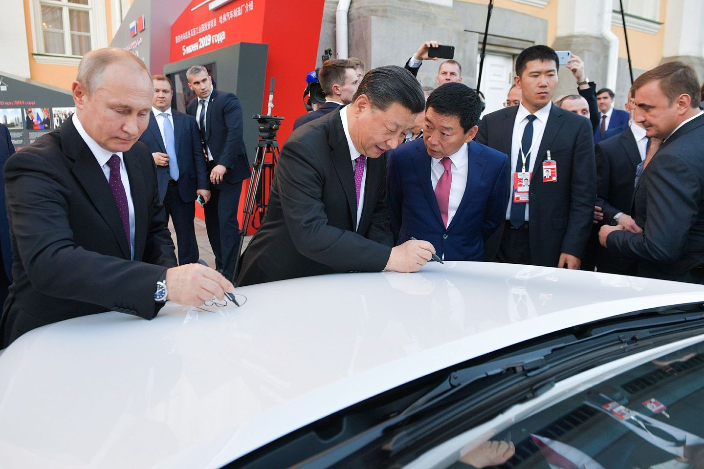 俄罗斯总统普京与中国国家主席习近平在俄罗斯图拉地区开设长城汽车新工厂投资项目展示会上，在一辆轿车上签名。（Getty）