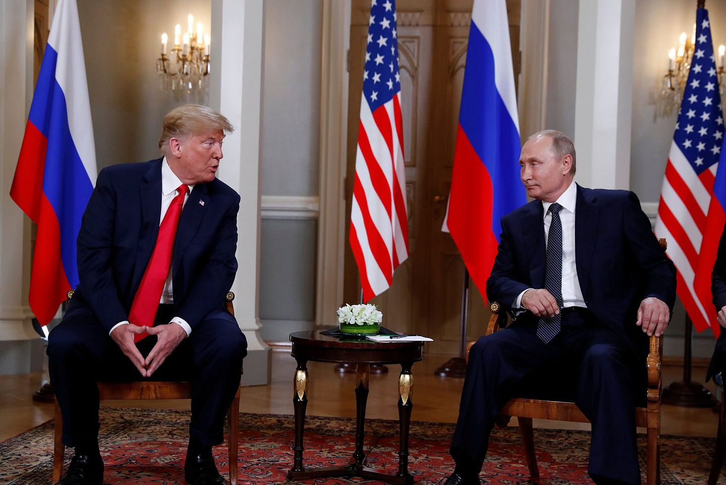 2018年7月16日，俄罗斯总统普京（右）和美国总统特朗普在芬兰首都赫尔辛基举行双边会晤。（Reuters）
