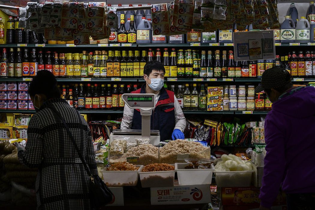 北京的一个食品市场。各种商品的卖家都苦于找不到买家。