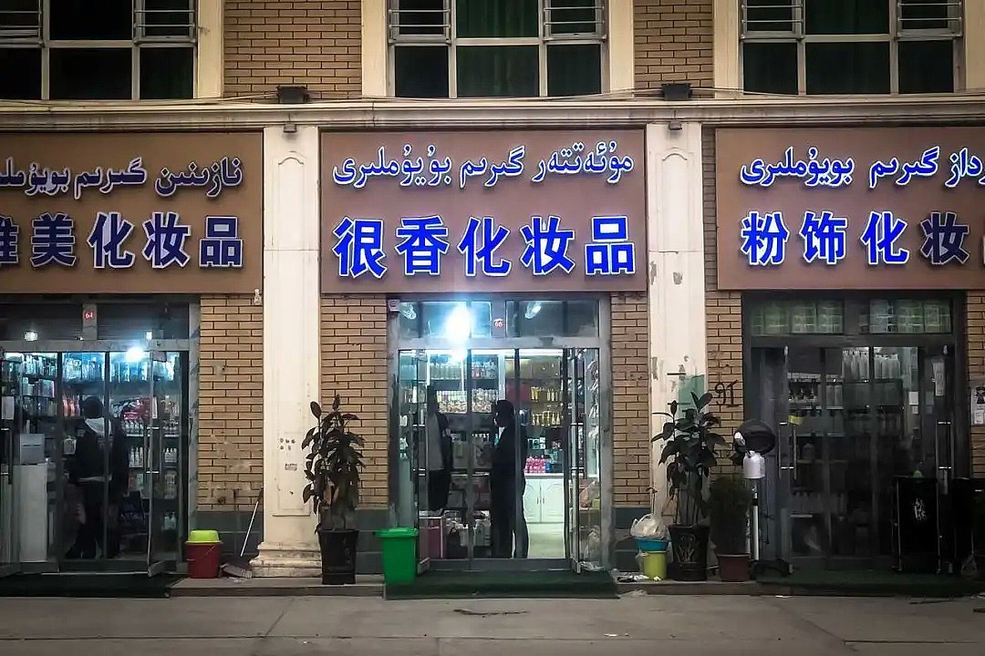 新疆喀什街头的店铺招牌有多野？看完这些我笑出了猪叫声,哈哈哈哈（图） - 10