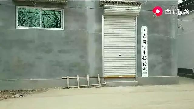 逛古玩店买名画古董,为儿买婚房存款上千万,住农村受欺负的大衣哥没那么惨？（组图） - 49