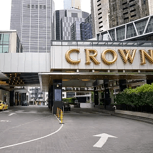 何猷龙所有澳皇冠假日酒店股份被5.5亿收购（图） - 2