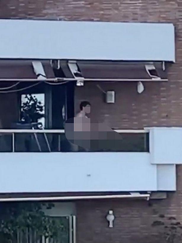 西班牙情侣居家隔离却不避嫌在阳台发生关系，被邻居拍下