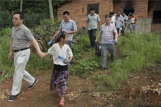 流浪汉父亲收留八个精神障碍妇女后生下了她，如今她17岁才上小学