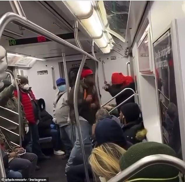 纽约地铁现仇恨事件：愤怒男子殴打亚裔乘客，称其带来病毒