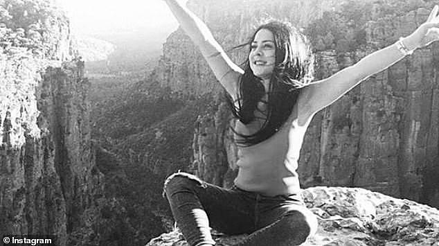 31岁美女导游土耳其庆祝疫情解封，翻越围栏摆拍，坠35米悬崖身亡