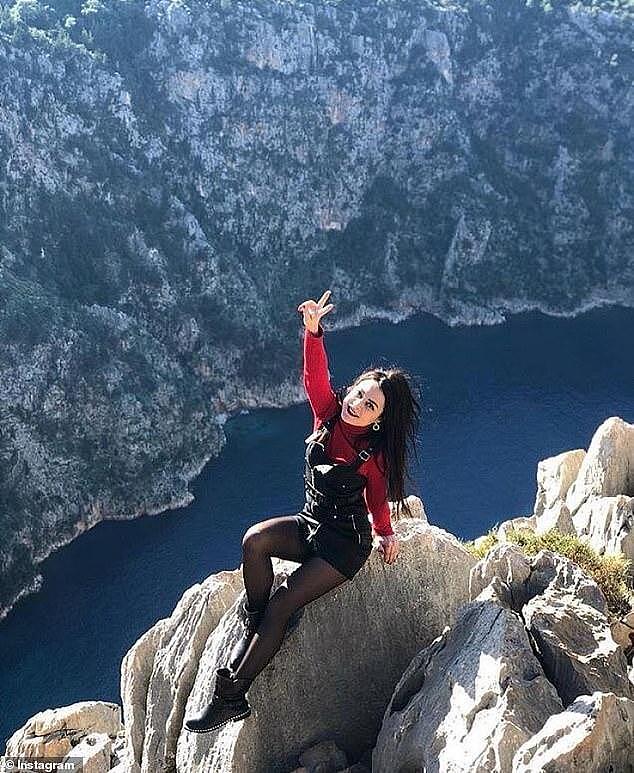 31岁美女导游土耳其庆祝疫情解封，翻越围栏摆拍，坠35米悬崖身亡