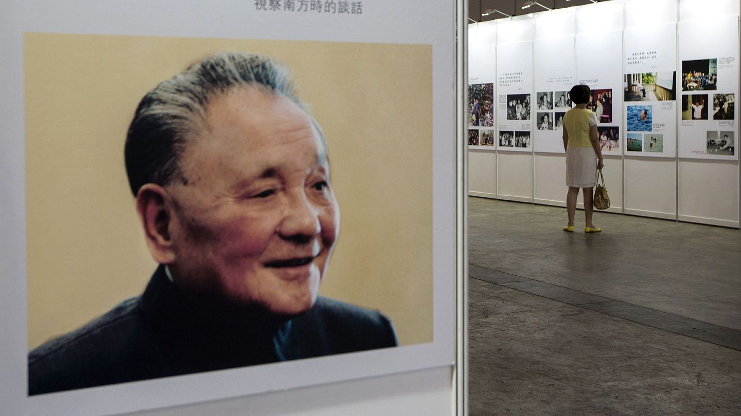 2014年8月21日，“光辉历程——纪念邓小平诞辰110周年”大型展览在香港会展中心开幕，此次展览是唯一一次在香港举行的国家级纪念邓小平活动。（Reuters）