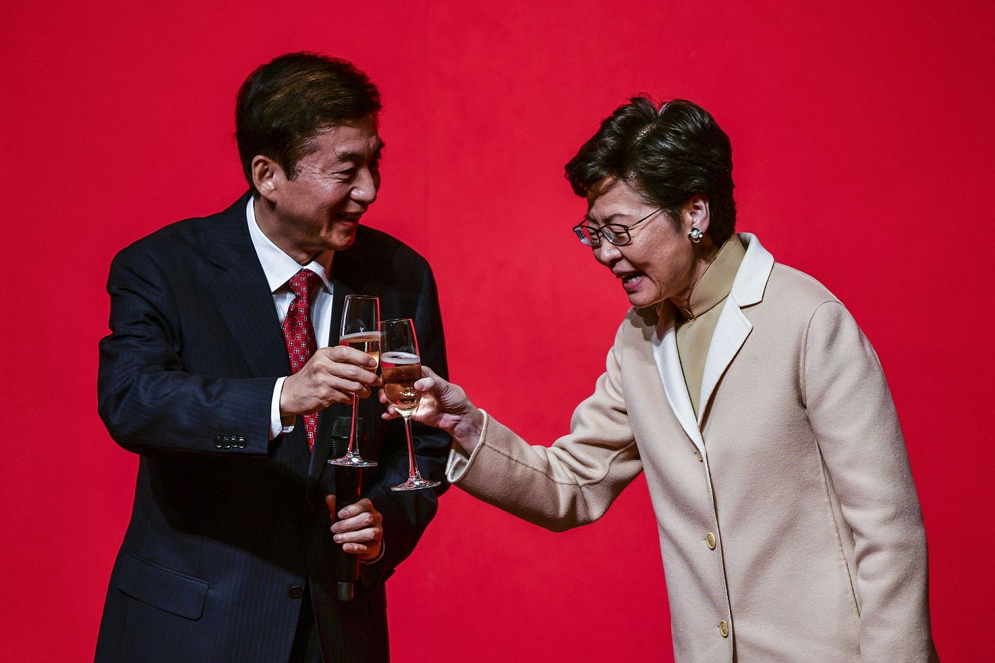 随着骆惠宁、夏宝龙先后调任港澳系统，北京治港工作备受关注。图为2020年1月15日，骆惠宁(左)和香港特首林郑月娥在台上祝酒。（AFP）
