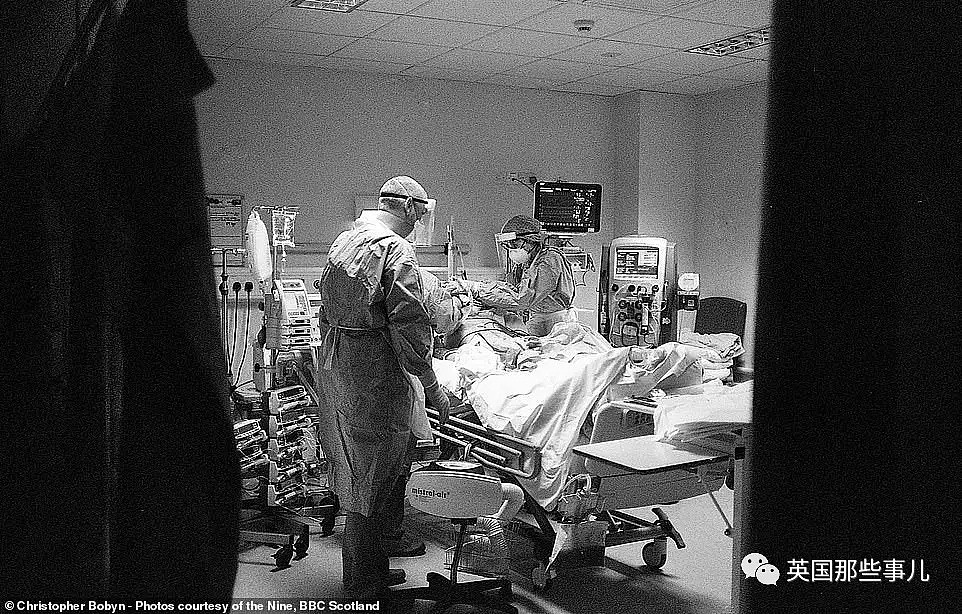 专家打脸英国日检测数据！BBC摄影师拍下ICU病房里的心碎时刻（组图） - 14