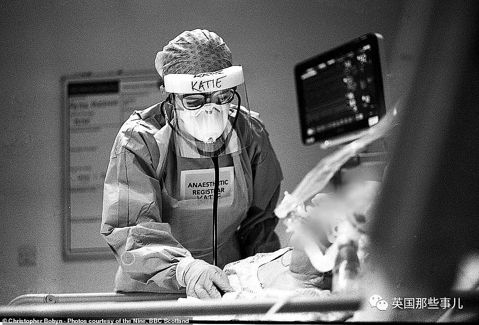 专家打脸英国日检测数据！BBC摄影师拍下ICU病房里的心碎时刻（组图） - 17