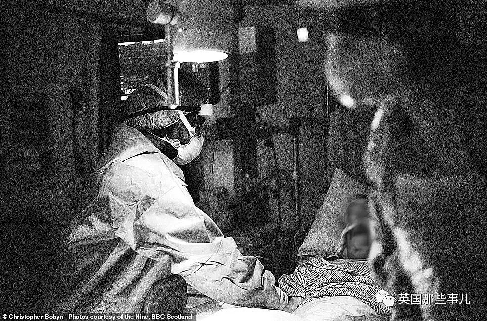 专家打脸英国日检测数据！BBC摄影师拍下ICU病房里的心碎时刻（组图） - 18