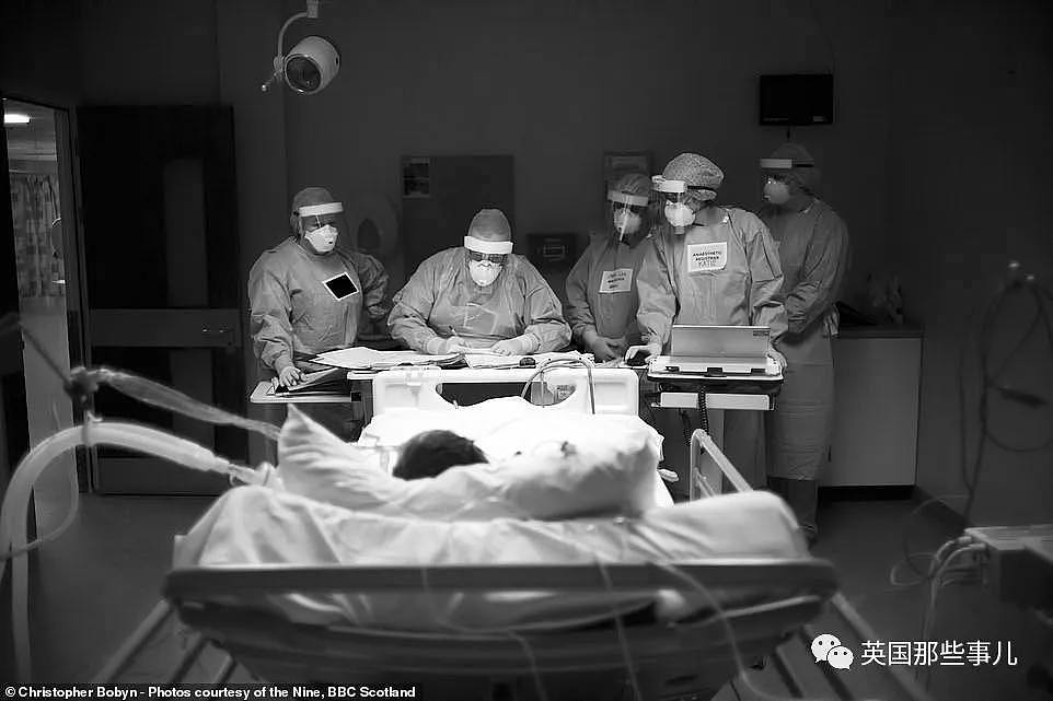 专家打脸英国日检测数据！BBC摄影师拍下ICU病房里的心碎时刻（组图） - 22