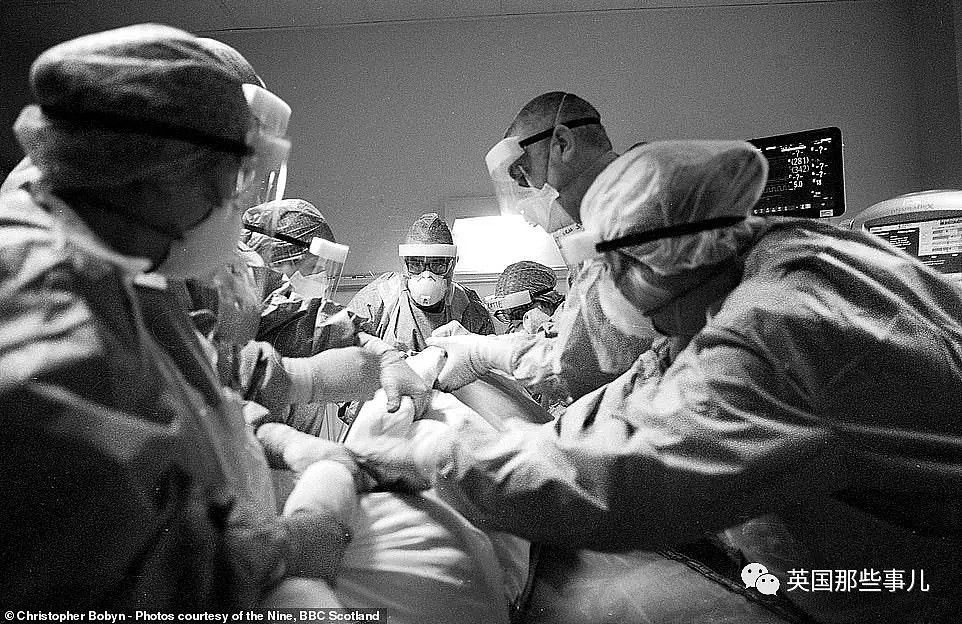 专家打脸英国日检测数据！BBC摄影师拍下ICU病房里的心碎时刻（组图） - 26