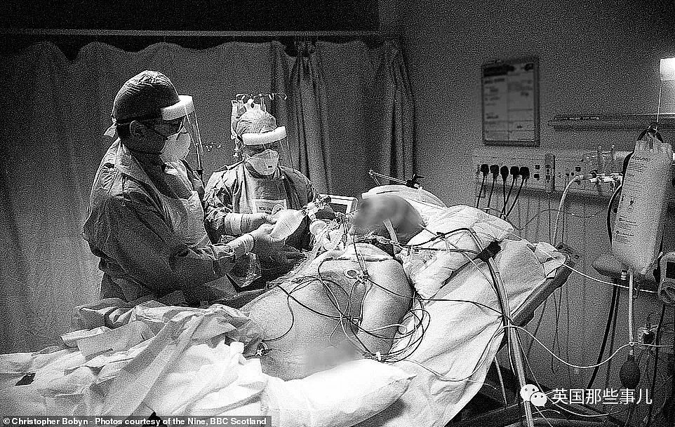 专家打脸英国日检测数据！BBC摄影师拍下ICU病房里的心碎时刻（组图） - 27