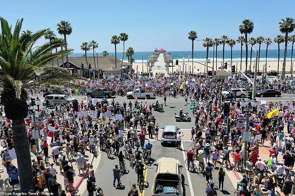 美国加州最令人担心的一幕出现了！大批人走上街头要求开放还不戴口罩，骑兵已出动驱赶（组图） - 5