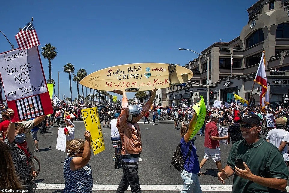 美国加州最令人担心的一幕出现了！大批人走上街头要求开放还不戴口罩，骑兵已出动驱赶（组图） - 8