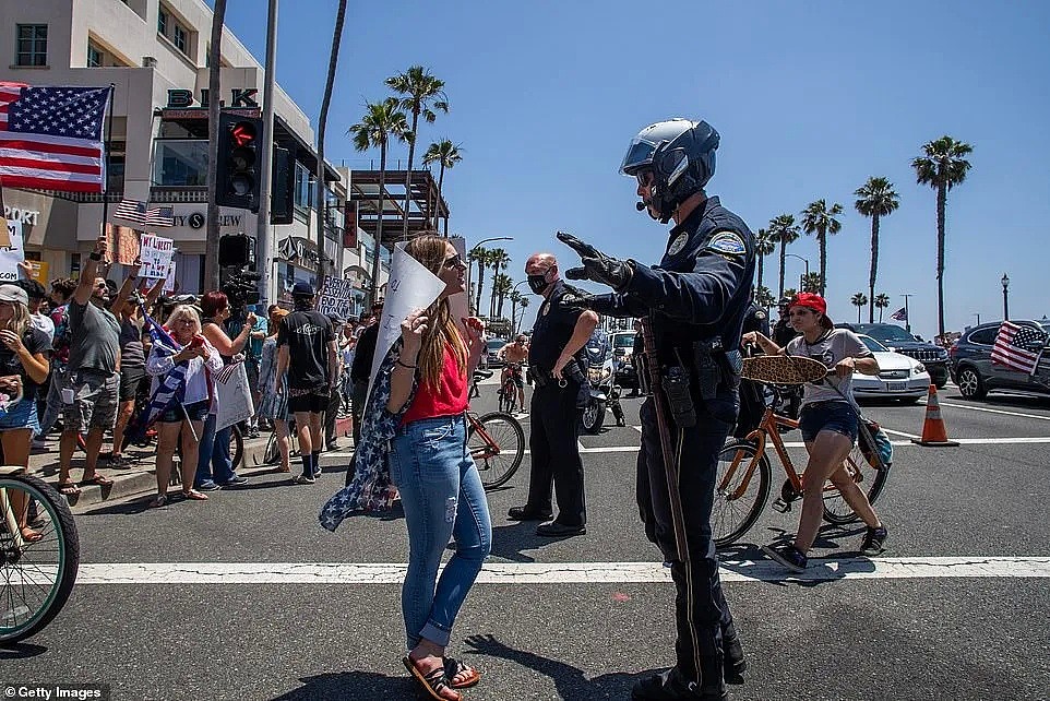 美国加州最令人担心的一幕出现了！大批人走上街头要求开放还不戴口罩，骑兵已出动驱赶（组图） - 13