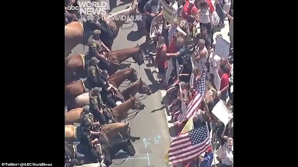 美国加州最令人担心的一幕出现了！大批人走上街头要求开放还不戴口罩，骑兵已出动驱赶（组图） - 14