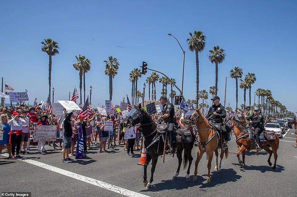 美国加州最令人担心的一幕出现了！大批人走上街头要求开放还不戴口罩，骑兵已出动驱赶（组图） - 15