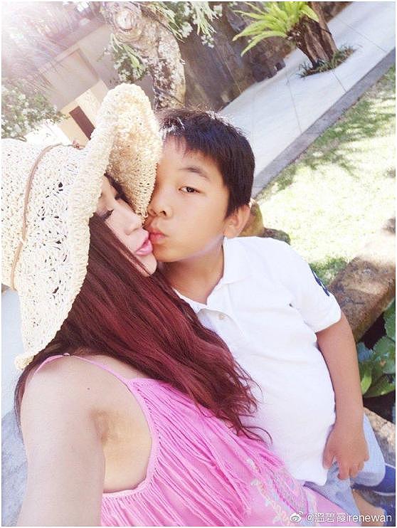 53岁温碧霞与养子“亲吻”，画面大胆有爱，网友却直呼：无法理解