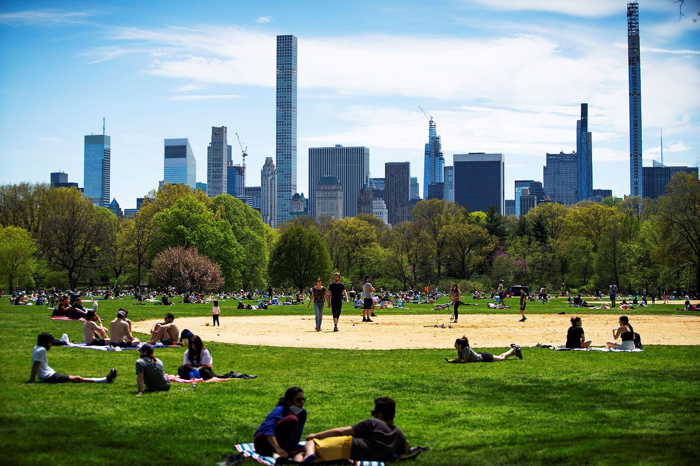 新型冠女状病毒肺炎：摄于5月2日，民众齐集纽约中央公园野餐晒日光浴，人群都保持了一定距离。（Reuters）
