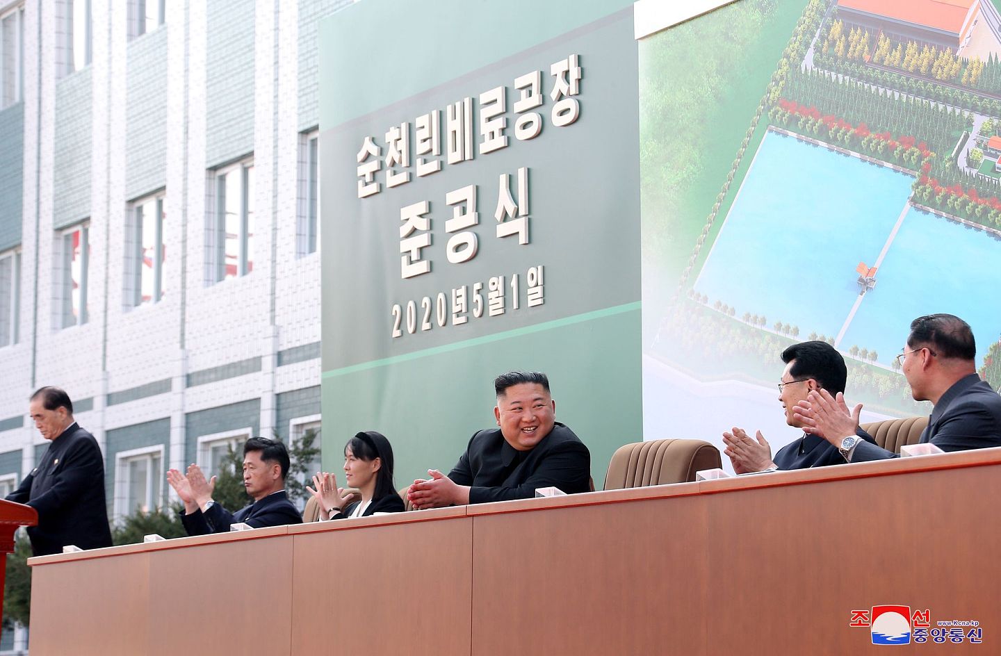 金正恩病重：金正恩在5月2日山出席化工厂剪彩仪式，朝鲜传媒公开他的照片。（Reuters）
