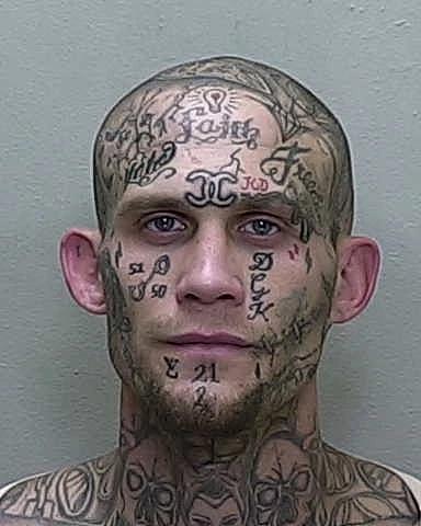 美国通体纹身男子绑架女子，下药性侵了她，男子妈开车助儿子逃跑