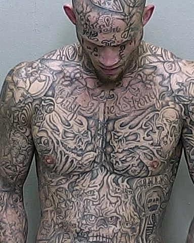 美国通体纹身男子绑架女子，下药性侵了她，男子妈开车助儿子逃跑