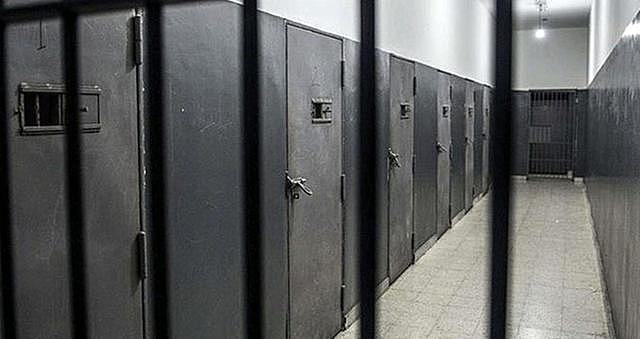 美国26岁女狱警与男囚犯发生关系被捕，曾偷偷塞手机给狱中情人