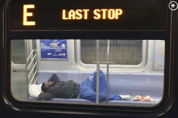 地铁车厢12小时内2人暴亡，白布裹尸！MTA官员称自己都不敢乘地铁，华人老板接送员工（组图） - 4