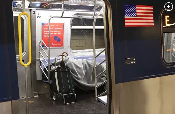 地铁车厢12小时内2人暴亡，白布裹尸！MTA官员称自己都不敢乘地铁，华人老板接送员工（组图） - 8