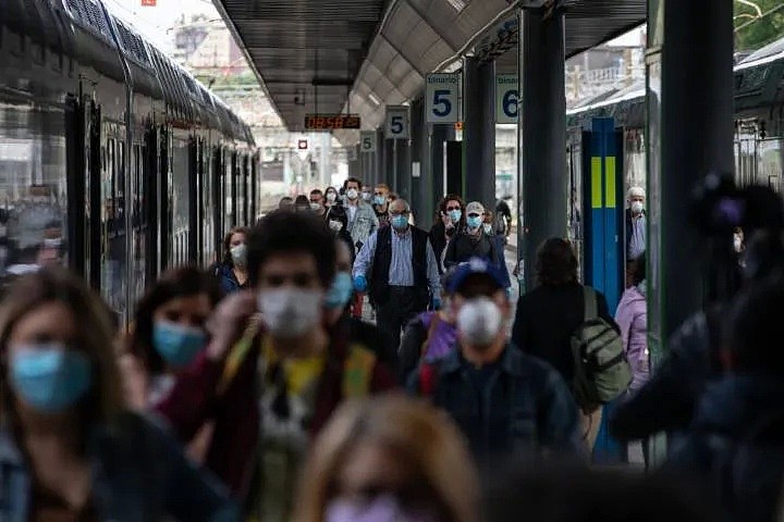 去TM的居家令！万人挤爆商场景点和饭店，香奈儿变菜市场，一群人地狱中狂欢（组图） - 7