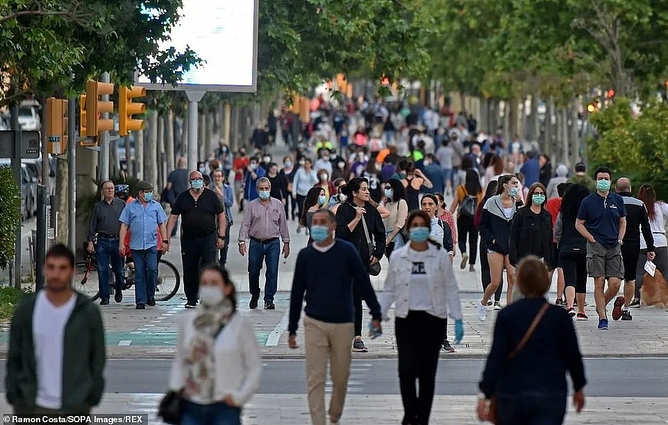 去TM的居家令！万人挤爆商场景点和饭店，香奈儿变菜市场，一群人地狱中狂欢（组图） - 13