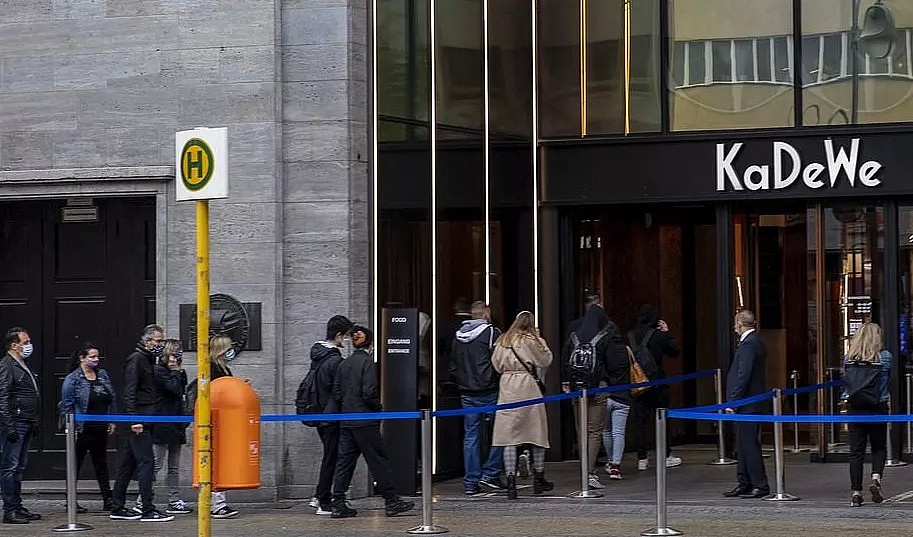 去TM的居家令！万人挤爆商场景点和饭店，香奈儿变菜市场，一群人地狱中狂欢（组图） - 12