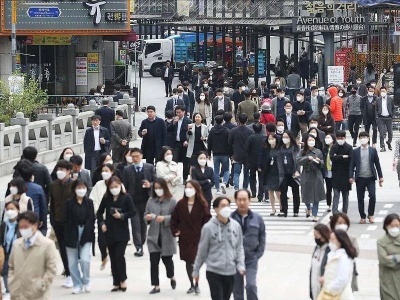 去TM的居家令！万人挤爆商场景点和饭店，香奈儿变菜市场，一群人地狱中狂欢（组图） - 36